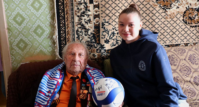 Волейболистка "Протона" поздравила ветерана войны со 103-летием